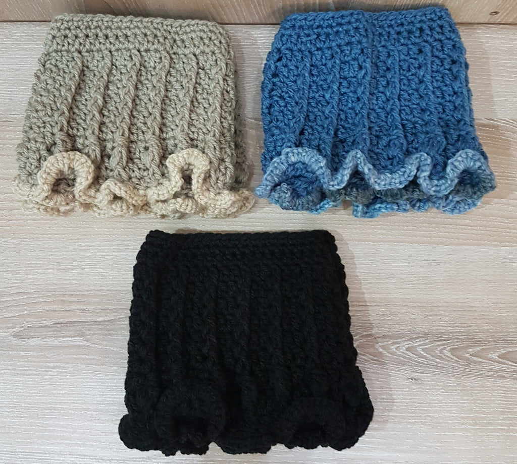 Boot cuffs with knitted frills
